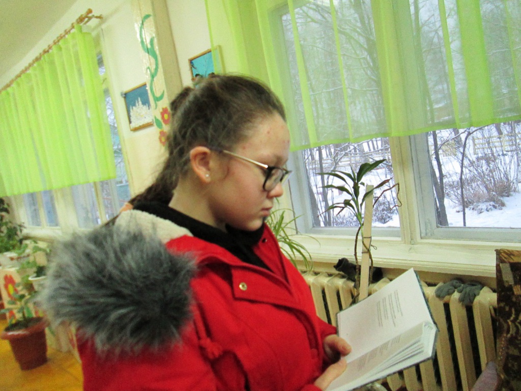 chasovo_chitaet_Elkina4.jpg