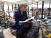 В одном направлении идут читатели и современные библиотекари.